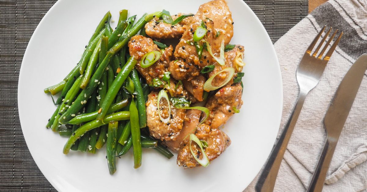 A dinner plate of chicken and green beans, an everyday meal with around 30 grams of protein